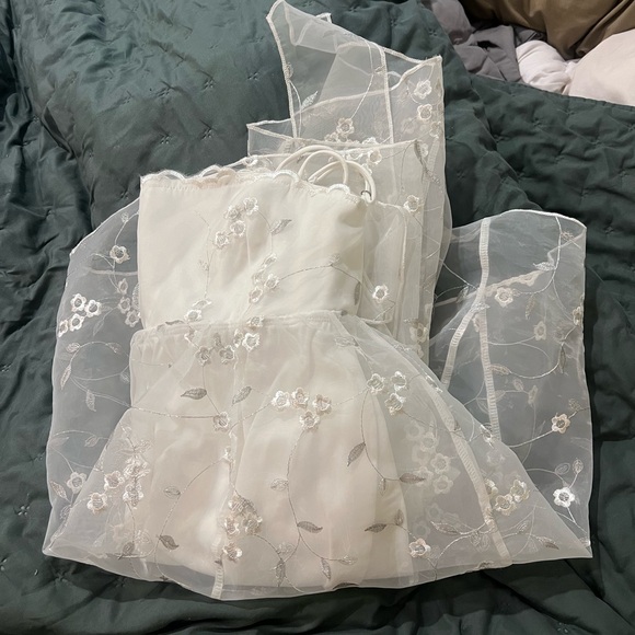 Lucy in the Sky White Floral Embroidered Dress - Picture 5 of 5